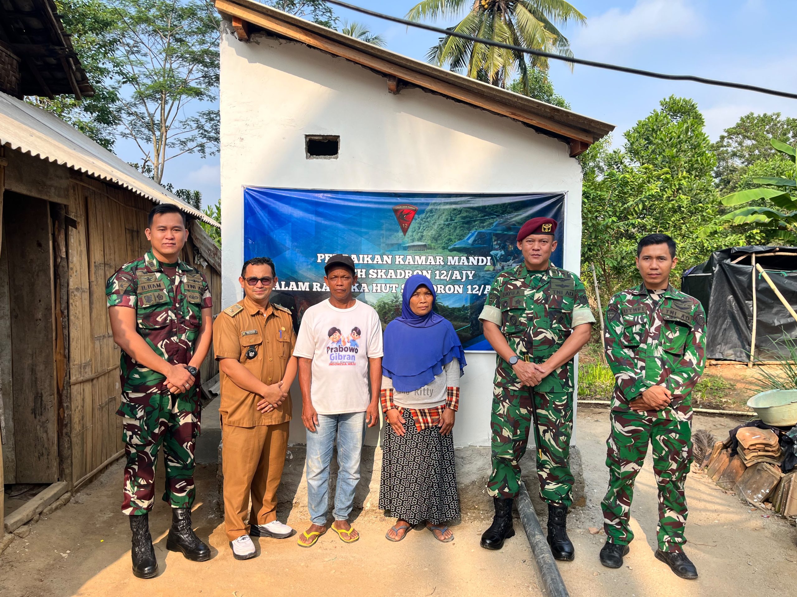Letkol Cpn Bayu Anindito Adi Nugroho dan anggota foto bersama masyarakat penerima manfaat Karya Bakti. Foto: istimewa