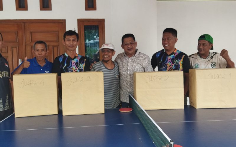 Febrianto Kuncoro foto bersama usai pembagikan hadiah kepada pemenang, Minggu (26/7/2026). Foto: erham