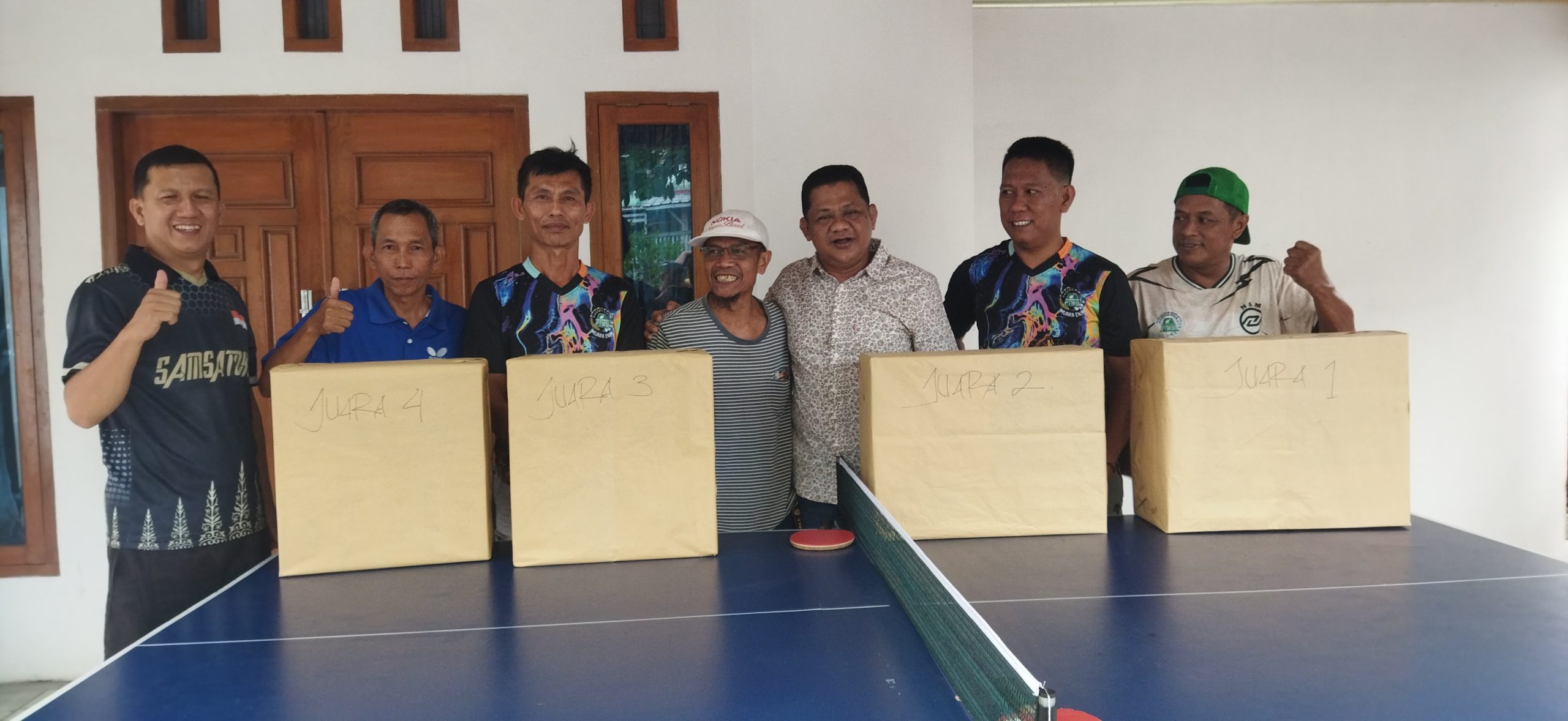 Febrianto Kuncoro foto bersama usai pembagikan hadiah kepada pemenang, Minggu (26/7/2026). Foto: erham