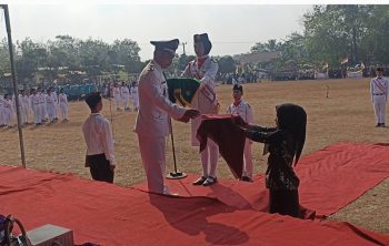 IMG-20260818-WA0007 Prosesi upacara penaikan bendera merah outih di Desa Tanjung Makmur.