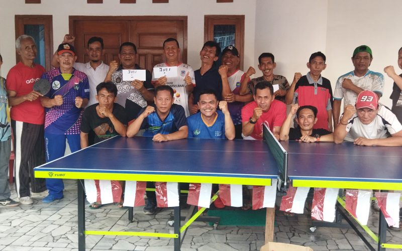 Febrianto Kuncoro, foto bersama peserta lomba tenis meja. Foto: redaksi