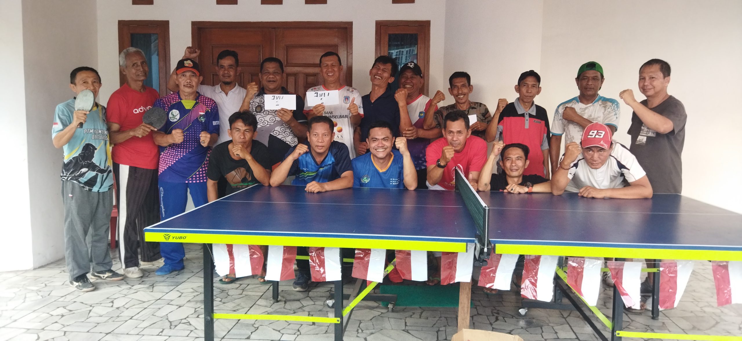 Febrianto Kuncoro, foto bersama peserta lomba tenis meja. Foto: redaksi