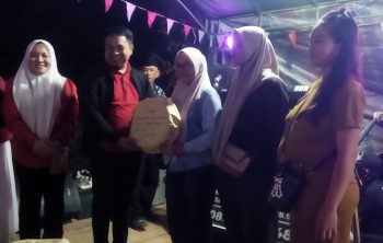 IMG_20260817_213753 Kepala Desa Tanjung Baru, Subri Bustan saat menyerahkan hadiah kepada pemenang lomba HUT RI ke 81, Senin (17/8/2026).