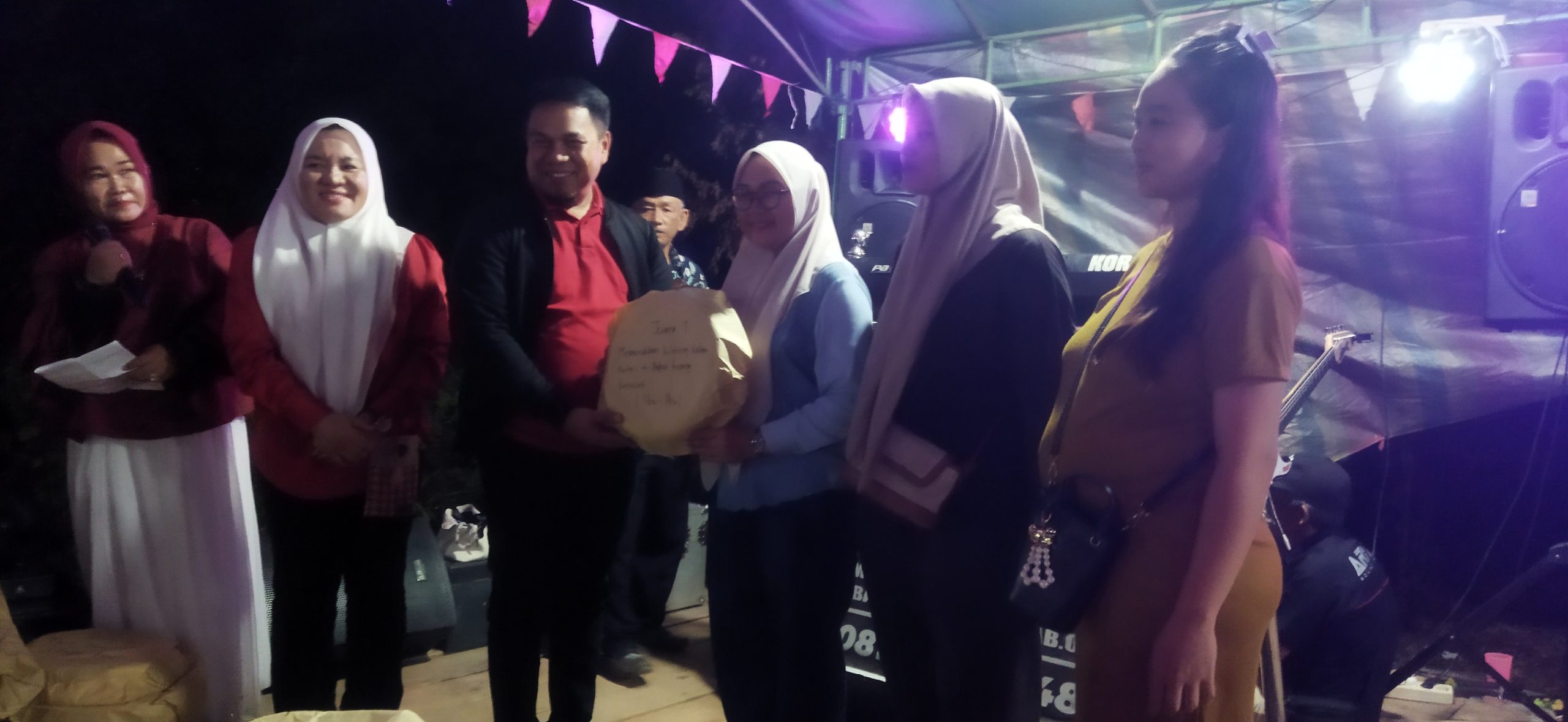 Kepala Desa Tanjung Baru, Subri Bustan saat menyerahkan hadiah kepada pemenang lomba HUT RI ke 81, Senin (17/8/2026).