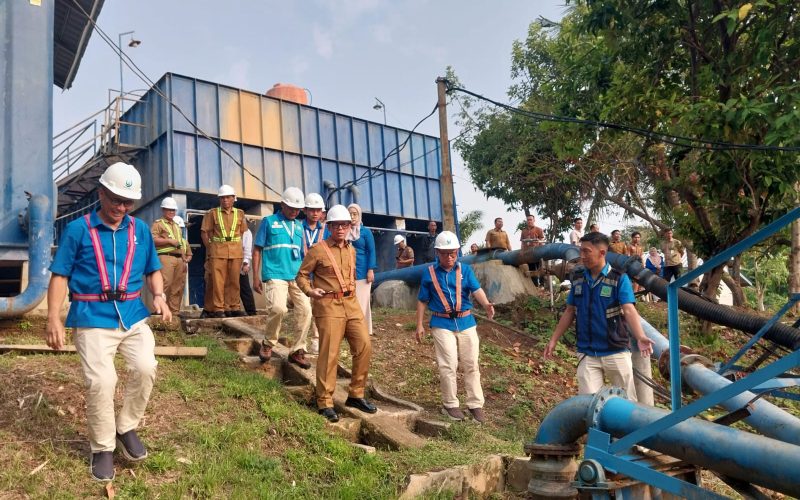 IMG-20260922-WA0005 Bupati didampingi Direktur Tirta Raja bersama rombongan meninjaj Water Treatment Plant (WTP) Bakung, Kelurahan Kemalaraja, Senin (21/9/2026). Foto: Kominfo OKU