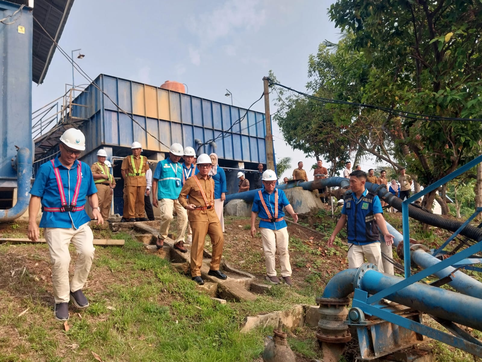 Bupati didampingi Direktur Tirta Raja bersama rombongan meninjaj Water Treatment Plant (WTP) Bakung, Kelurahan Kemalaraja, Senin (21/9/2026). Foto: Kominfo OKU