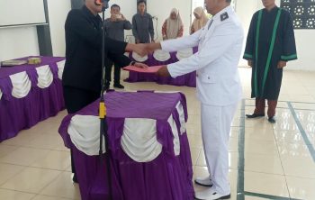 Mulyoto saat dilantik sebagai Penjabat Kades Tanjung Makmur, Kamis (1/10/2026).