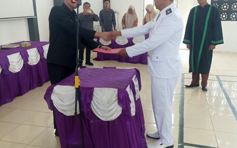 Mulyoto saat dilantik sebagai Penjabat Kades Tanjung Makmur, Kamis (1/10/2026).