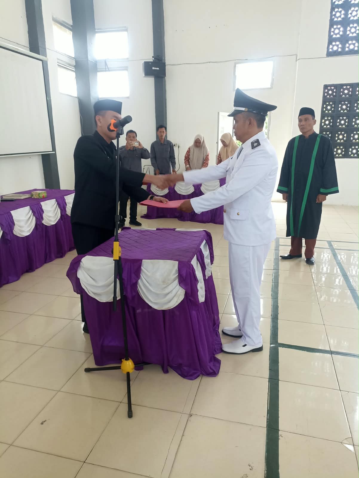 Mulyoto saat dilantik sebagai Penjabat Kades Tanjung Makmur, Kamis (1/10/2026).